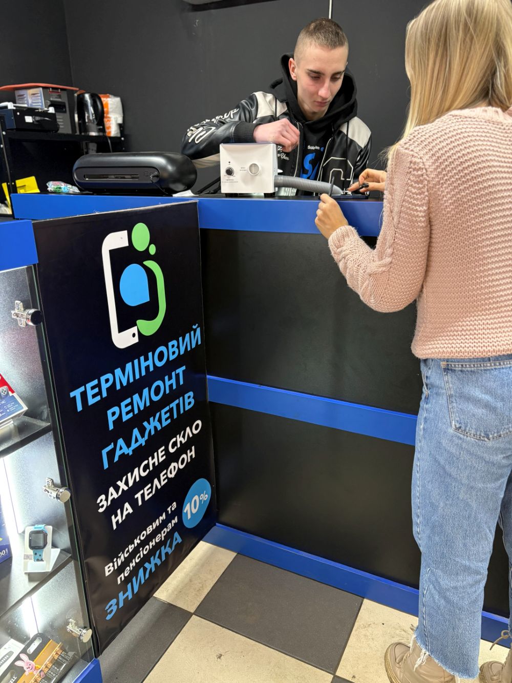 Мастер iCare обслуживает клиента в мастерской в Харькове